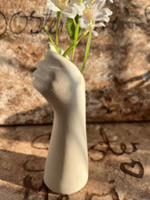 Last inn bildet i Galleri-visningsprogrammet, Jesmonite Vase Hånd 14 cm
