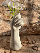 Last inn bildet i Galleri-visningsprogrammet, Jesmonite Vase Hånd 14 cm
