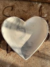 Last inn bildet i Galleri-visningsprogrammet, Jesmonite Fat hjerteformet med kant
